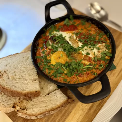 Friss lecsó, belesütött tojással Friss lecsó, belesütött tojással