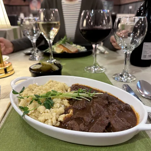 Marhapörkölt vörösborosan