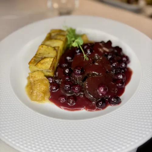 Szarvassült vörösboros áfonyamártással