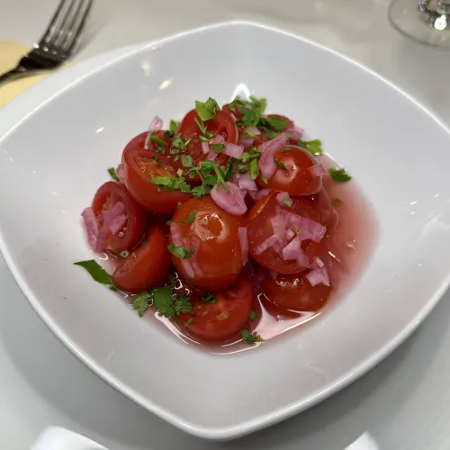 Gyöngyparadicsomsaláta lilahagymásan